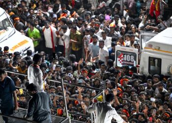 கரூர் சம்பவம்.. ஆம்புலன்ஸ் உரிமையாளர் சிபிஐ முன்பு ஆஜர்