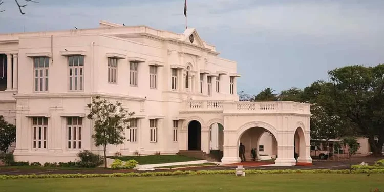 டிஜிபி அலுவலகம் அருகே பெண் தீக்குளிக்க முயன்றதால் பரபரப்பு