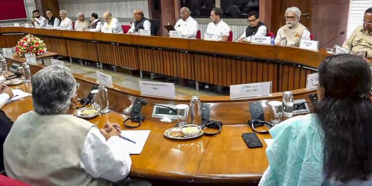 நாடாளுமன்ற குளிர்கால கூட்டத் தொடர் – அனைத்து கட்சி கூட்டத்தில் முக்கிய எம்.பிக்கள் ஆலோசனை