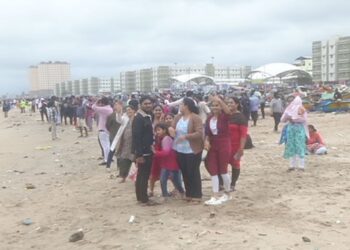 டிட்வாவை ஒரு கை பார்ப்போம் – ஆபத்தை உணராமல் கடற்கரையில் மக்கள் கூட்டம்