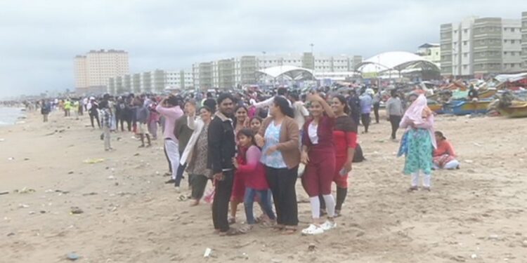 டிட்வாவை ஒரு கை பார்ப்போம் – ஆபத்தை உணராமல் கடற்கரையில் மக்கள் கூட்டம்