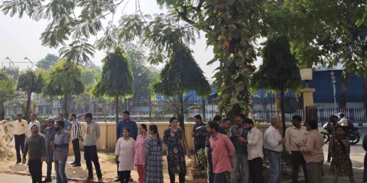 கொல்கத்தாவில் நில அதிர்வால், கட்டிங்கள் குலுங்கின – மக்கள் பீதியால் தெருவில் தஞ்சம்