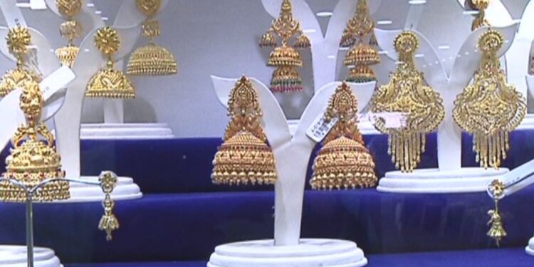 ஆயிரம் ரூபாய்க்கும் மேல் குறைந்த தங்கம் – ஒரு சவரன் ரூ.92,400