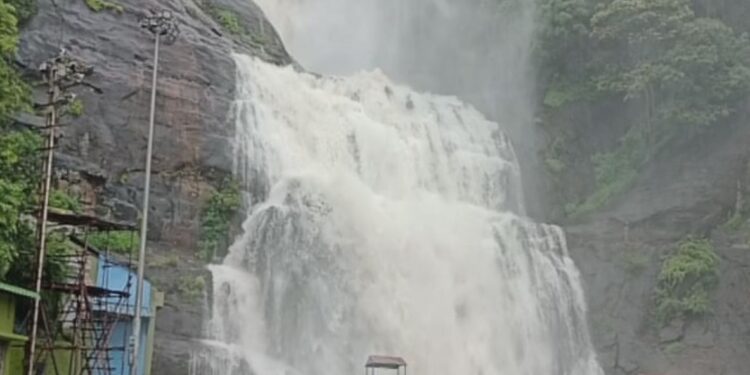 குற்றாலம் அருவியில் வெள்ளப் பெருக்கு – குளிக்கத் தடை