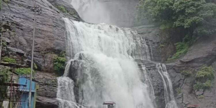 குற்றாலம், திற்பரப்பு அருவிகளில் வெள்ளப்பெருக்கு – டூரிஸ்ட்டுகள் குளிக்கத் தடை