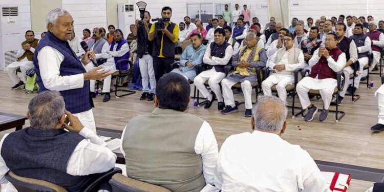 பீகார்.. தே.ஜ.கூட்டணி எம்எல்ஏக்கள் கூட்டம்