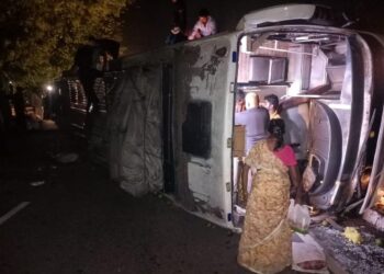 திண்டுக்கல் அருகே அதிவேகமாக சென்ற ஆம்னி பேருந்து கவிழ்ந்து விபத்து – 15-க்கும் மேற்பட்டோர் காயம்