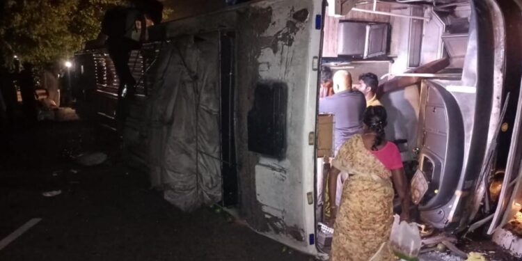 திண்டுக்கல் அருகே அதிவேகமாக சென்ற ஆம்னி பேருந்து கவிழ்ந்து விபத்து – 15-க்கும் மேற்பட்டோர் காயம்