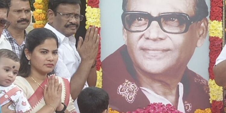 கவிஞர் சுரதா சிலைக்கு அமைச்சர் நாசர் மாலை அணிவித்து மரியாதை