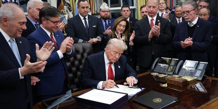 கையெழுத்திட்டார் டிரம்ப் – அமெரிக்க அரசு முடக்கம் முடிவுக்கு வந்தது
