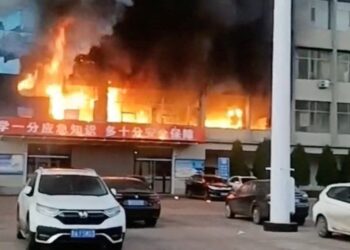 சீனாவில் மீண்டும் துயரம் – அடுக்குமாடி குடியிருப்பில் தீ விபத்தால் 12 பேர் பலி