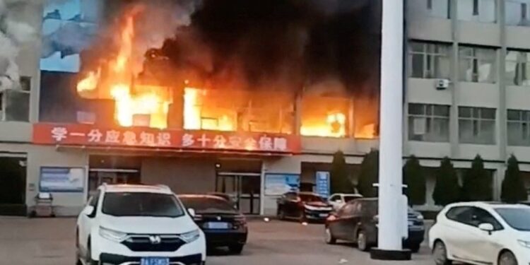 சீனாவில் மீண்டும் துயரம் – அடுக்குமாடி குடியிருப்பில் தீ விபத்தால் 12 பேர் பலி