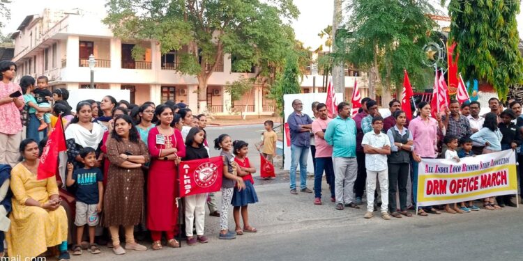 பல கோரிக்கைகளை முன்வைத்து ரயில் ஓட்டுனர்கள் உண்ணாவிரத போராட்டம்