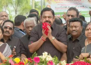 அதிமுகவை என்றும் காப்போம் உறுதிமொழியோடு எம்.ஜி.ஆர் நினைவிடத்தில் இபிஎஸ் மரியாதை