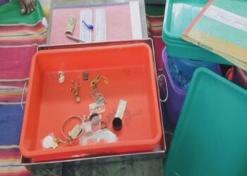 காணிக்கை எண்ணும்போது மாயமான கோயில் நகை குப்பைத்தொட்டியில் மீட்பு