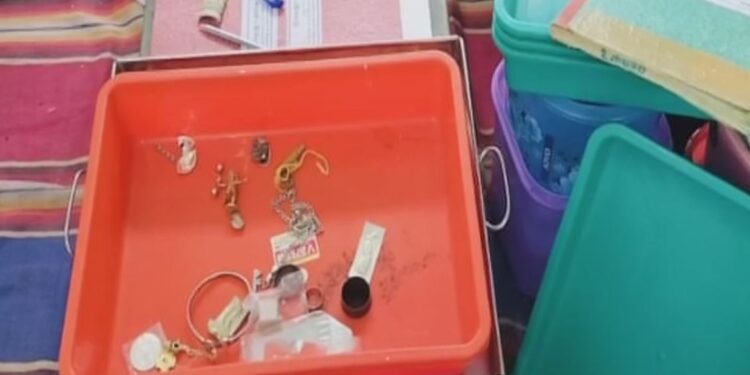 காணிக்கை எண்ணும்போது மாயமான கோயில் நகை குப்பைத்தொட்டியில் மீட்பு