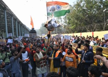 வங்கதேச தூதரகம் முன் இந்துக்கள் போராட்டம் – டெல்லியில் பரபரப்பு