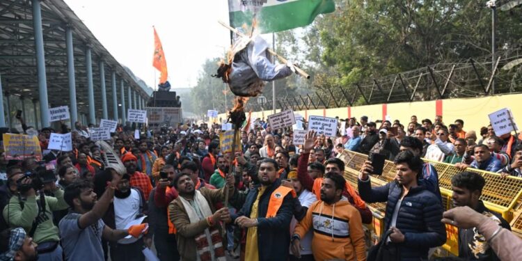 வங்கதேச தூதரகம் முன் இந்துக்கள் போராட்டம் – டெல்லியில் பரபரப்பு