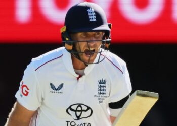 ஆஷஸ் டெஸ்டில் சதமடித்து ஜோ ரூட் அசத்தல்