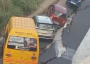 கொல்லத்தில் திடீர் நிலச்சரிவு – பள்ளி வாகனம் சிக்கியதால் பெரும்பீதி