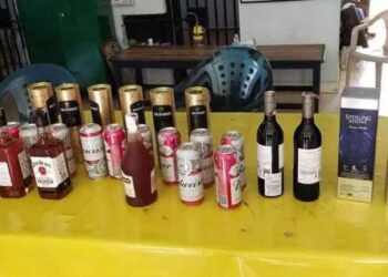 வேலியே பயிரை மேய்ந்த கதை – பைக்கில் மதுபாட்டில்கள் கடத்திய காவலர்