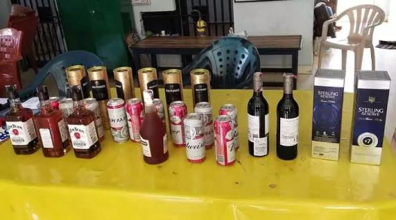 வேலியே பயிரை மேய்ந்த கதை – பைக்கில் மதுபாட்டில்கள் கடத்திய காவலர்