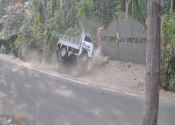 பொம்மை வண்டி போல், மினி டெம்போ சுவற்றில் மோதி விபத்து