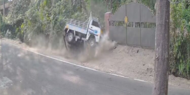 பொம்மை வண்டி போல், மினி டெம்போ சுவற்றில் மோதி விபத்து