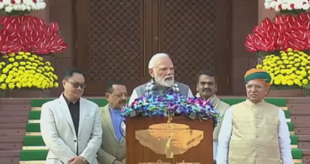 அமளியில் ஈடுபடாமல் ஆக்கப்பூர்வமாக பேசுங்கள் – மோடி வேண்டுகோள்