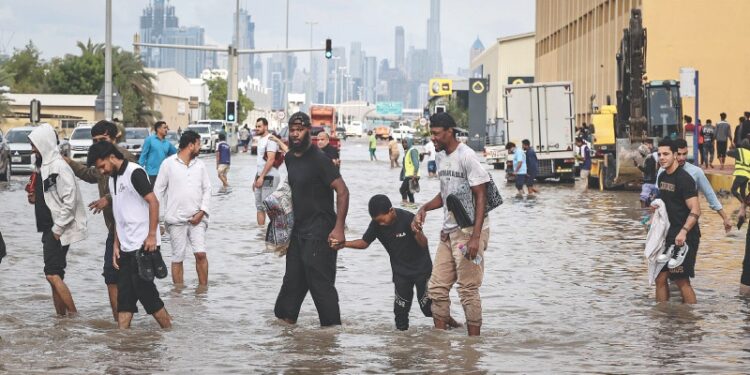 கடும் மழையால் மூழ்கிப்போன துபாய் – தத்தளிக்கும் மக்கள்