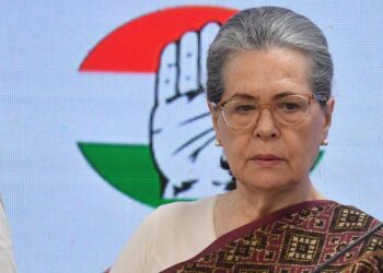 கோடிக்கணக்கான ஏழைகளின் வயிற்றில் அடிக்கப்பார்க்கும் மோடி – சோனியா குற்றச்சாட்டு