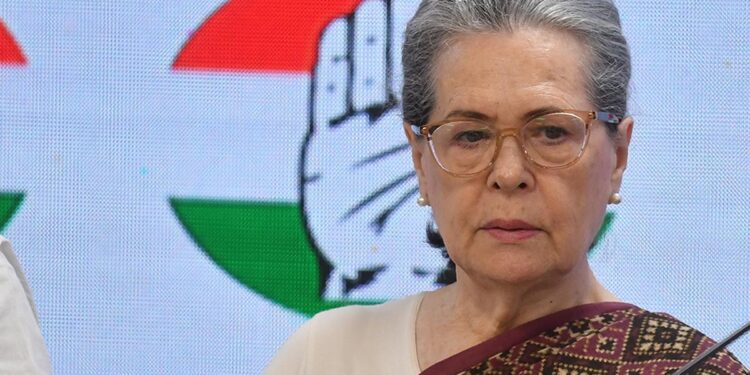 கோடிக்கணக்கான ஏழைகளின் வயிற்றில் அடிக்கப்பார்க்கும் மோடி – சோனியா குற்றச்சாட்டு