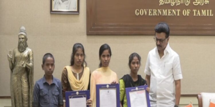 செத்தும் கொடுத்த தந்தை – குழந்தைகளின் நிலை கண்டு மனமுறுகிய முதல்வர்