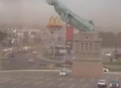 பலத்த காற்றால் விழுந்த சுதந்திரதேவி சிலை