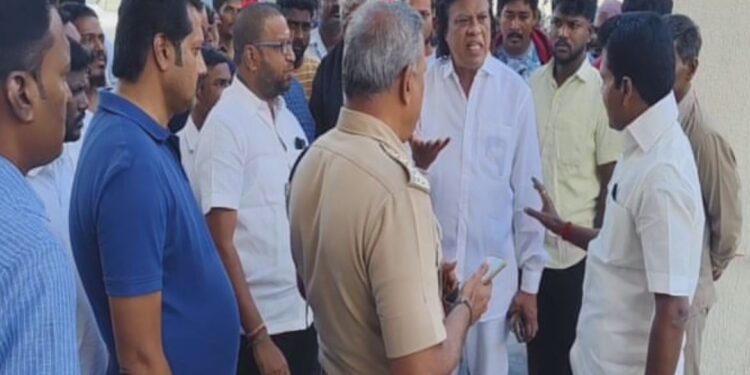 சுவர் இடிந்து உயிரிழந்த மாணவனின் உடலை வாங்க மறுத்து போராட்டம்