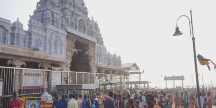 அலை மோதும் மக்கள் கூட்டம் – பக்தர்கள் வரிசையில் காத்திருந்து சாமி தரிசனம்