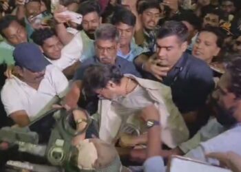 சென்னை விமான நிலையத்தில் அலைமோதிய மக்கள் கூட்டம் – தள்ளுமுள்ளுவில் சிக்கிய தளபதி!