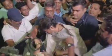 சென்னை விமான நிலையத்தில் அலைமோதிய மக்கள் கூட்டம் – தள்ளுமுள்ளுவில் சிக்கிய தளபதி!